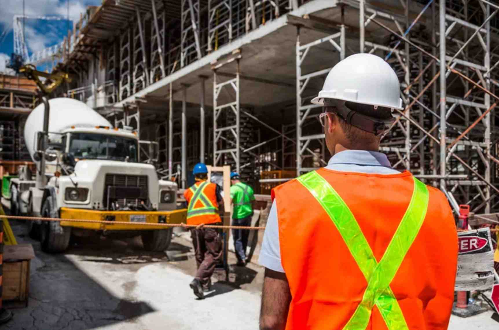 Trabajador que firmó el reglamento interno con las reglas claras